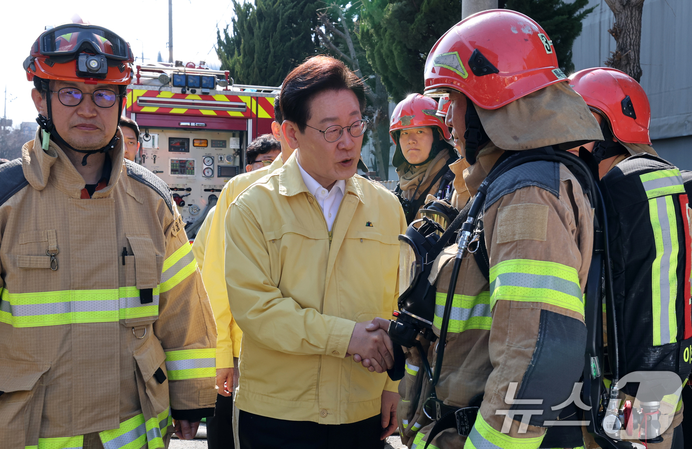 (대전=뉴스1) 김기태 기자 = 이재명 대통령이 21일 대형 화재로 인명피해가 발생한 대전 대덕구 자동차 부품 제조 공장을 찾아 소방관을 격려하고 있다. 2026.3.21/뉴스1