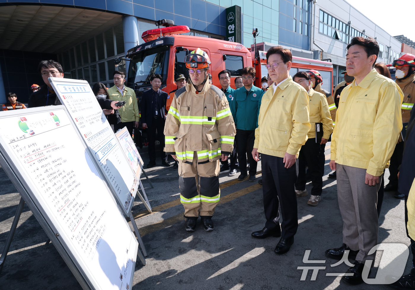 (대전=뉴스1) 김기태 기자 = 이재명 대통령이 21일 대형 화재로 인명피해가 발생한 대전 대덕구 자동차 부품 제조 공장을 찾아 피해 상황을 보고받고 있다. 2026.3.21/뉴스 …