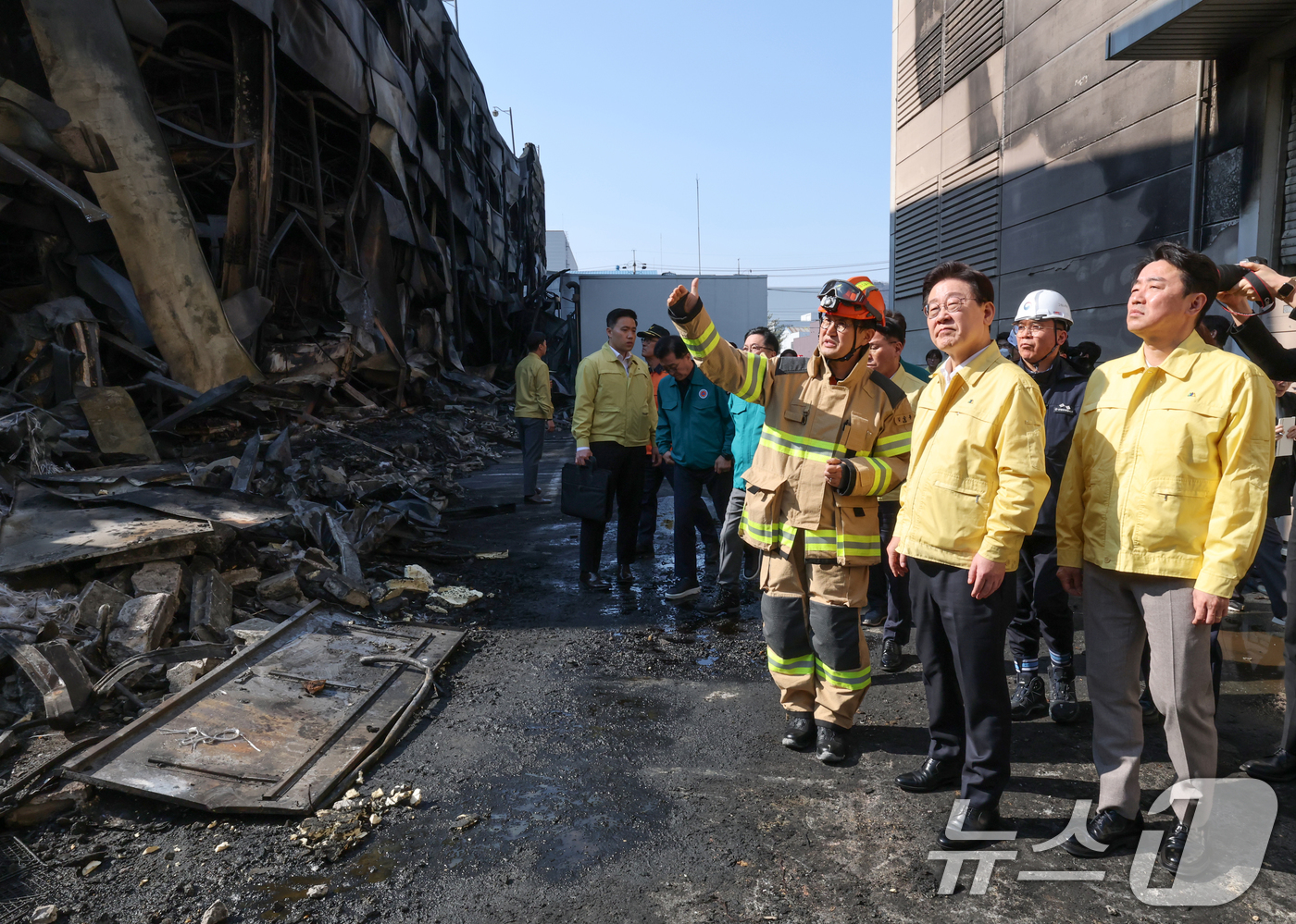 (대전=뉴스1) 김기태 기자 = 이재명 대통령이 21일 대형 화재로 인명피해가 발생한 대전 대덕구 자동차 부품 제조 공장을 찾아 피해 상황을 살피고 있다. 2026.3.21/뉴스1 …
