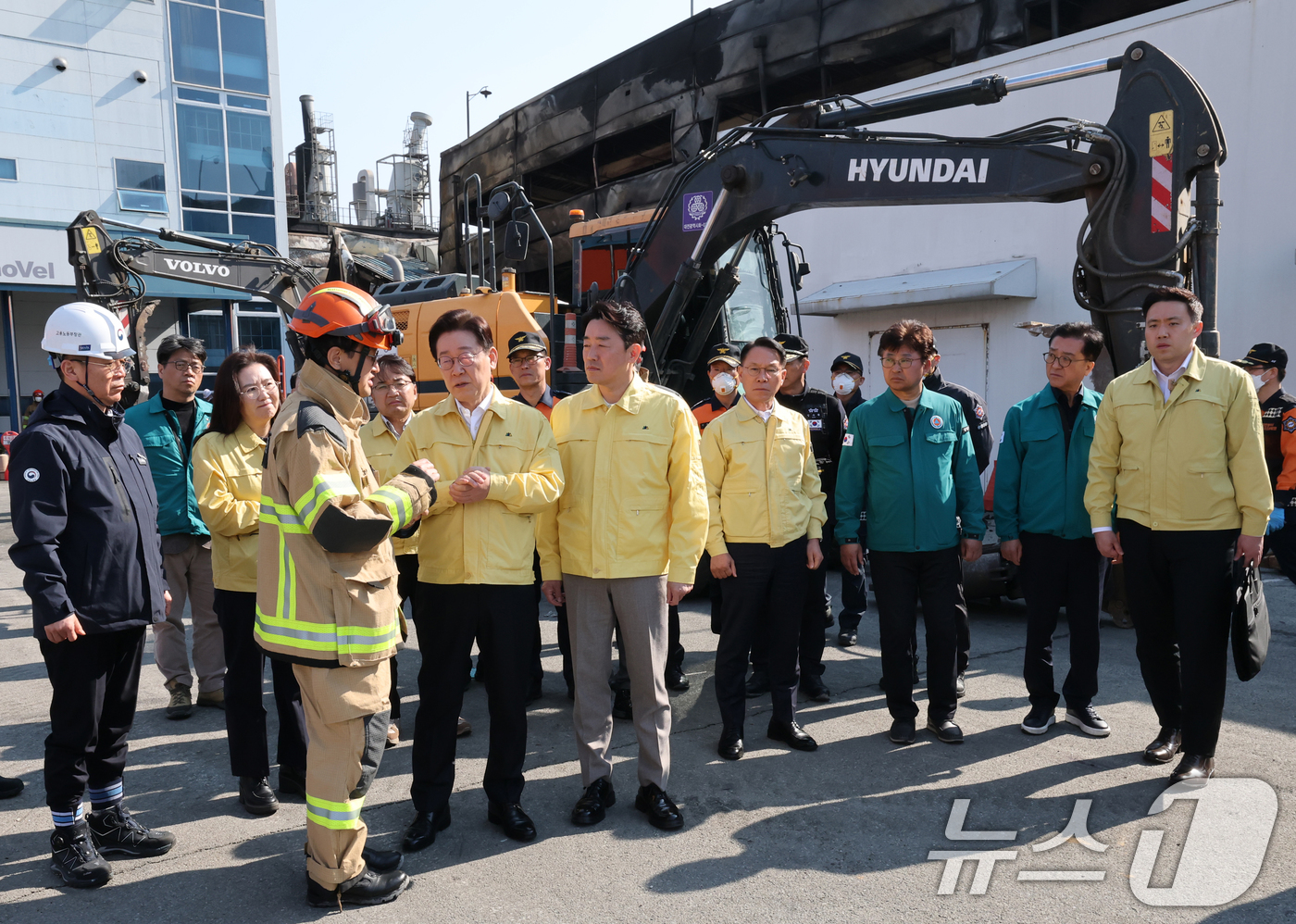 (대전=뉴스1) 김기태 기자 = 이재명 대통령이 21일 대형 화재로 인명피해가 발생한 대전 대덕구 자동차 부품 제조 공장을 찾아 피해 상황을 보고받고 있다. 2026.3.21/뉴스 …