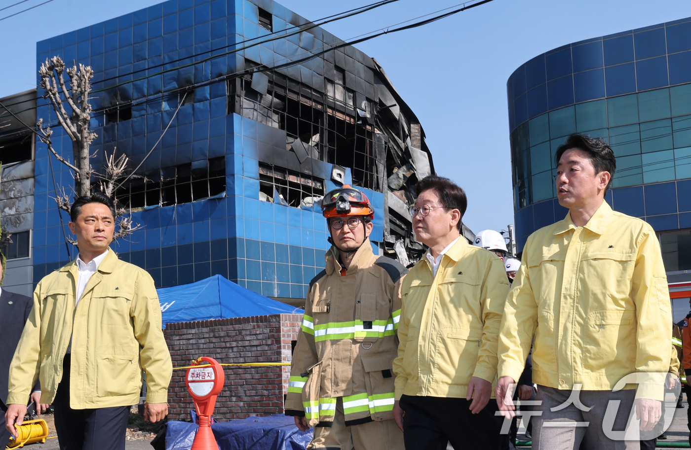 (대전=뉴스1) 김기태 기자 = 이재명 대통령이 21일 대형 화재로 인명피해가 발생한 대전 대덕구 자동차 부품 제조 공장을 찾아 피해 상황을 살피고 있다. 2026.3.21/뉴스1 …