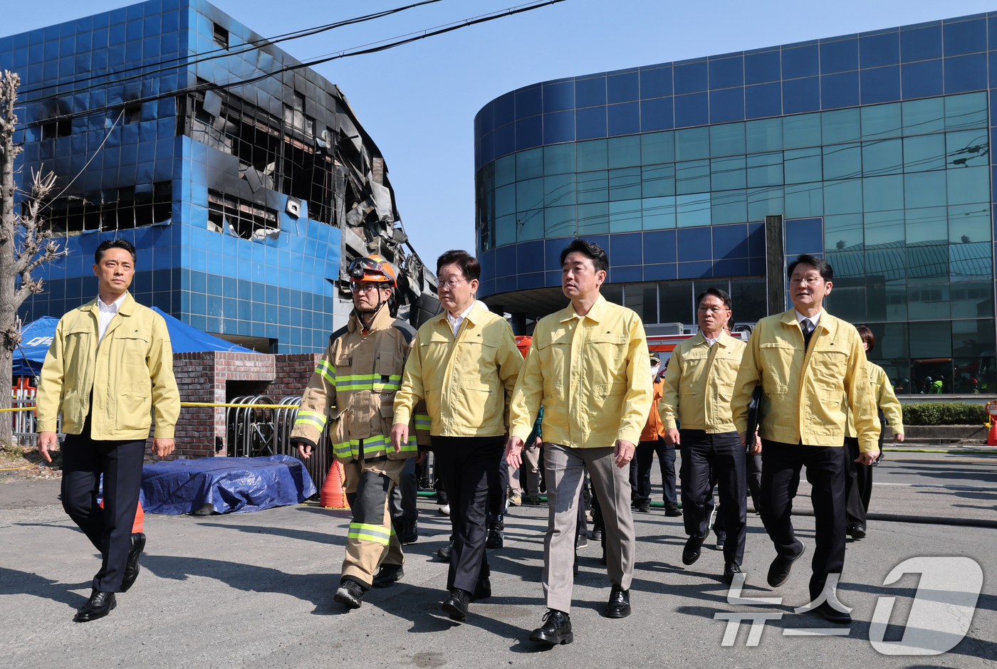 (대전=뉴스1) 김기태 기자 = 이재명 대통령이 21일 대형 화재로 인명피해가 발생한 대전 대덕구 자동차 부품 제조 공장을 찾아 피해 상황을 살피고 있다. 2026.3.21/뉴스1 …