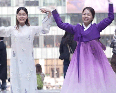'BTS 광화문 컴백' 보랏빛 한복 입고 즐겨요…아미 물결로 물든 도심 [영상]