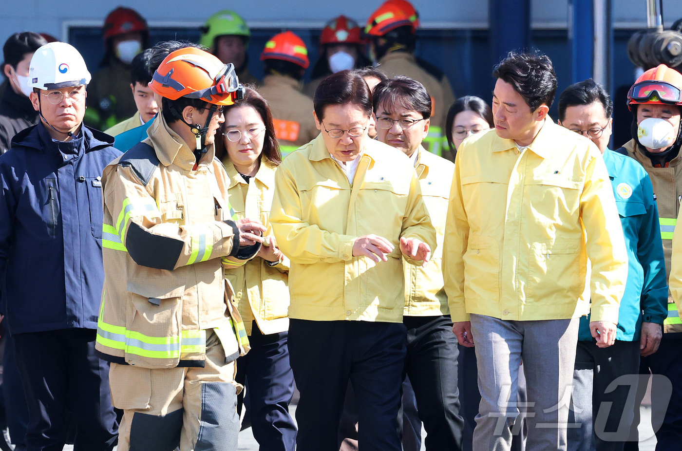 (대전=뉴스1) 김기태 기자 = 이재명 대통령이 21일 대형 화재로 인명피해가 발생한 대전 대덕구 자동차 부품 제조 현장을 찾아 상황을 살피고 있다. (공동취재) 2026.3.21 …