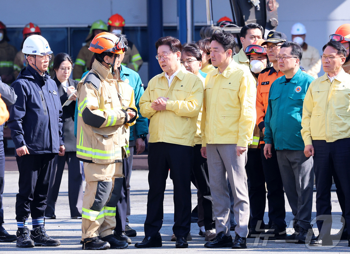 (대전=뉴스1) 김기태 기자 = 이재명 대통령이 21일 대형 화재로 인명피해가 발생한 대전 대덕구 자동차 부품 제조 현장을 찾아 피해 상황을 살피고 있다. (공동취재) 2026.3 …