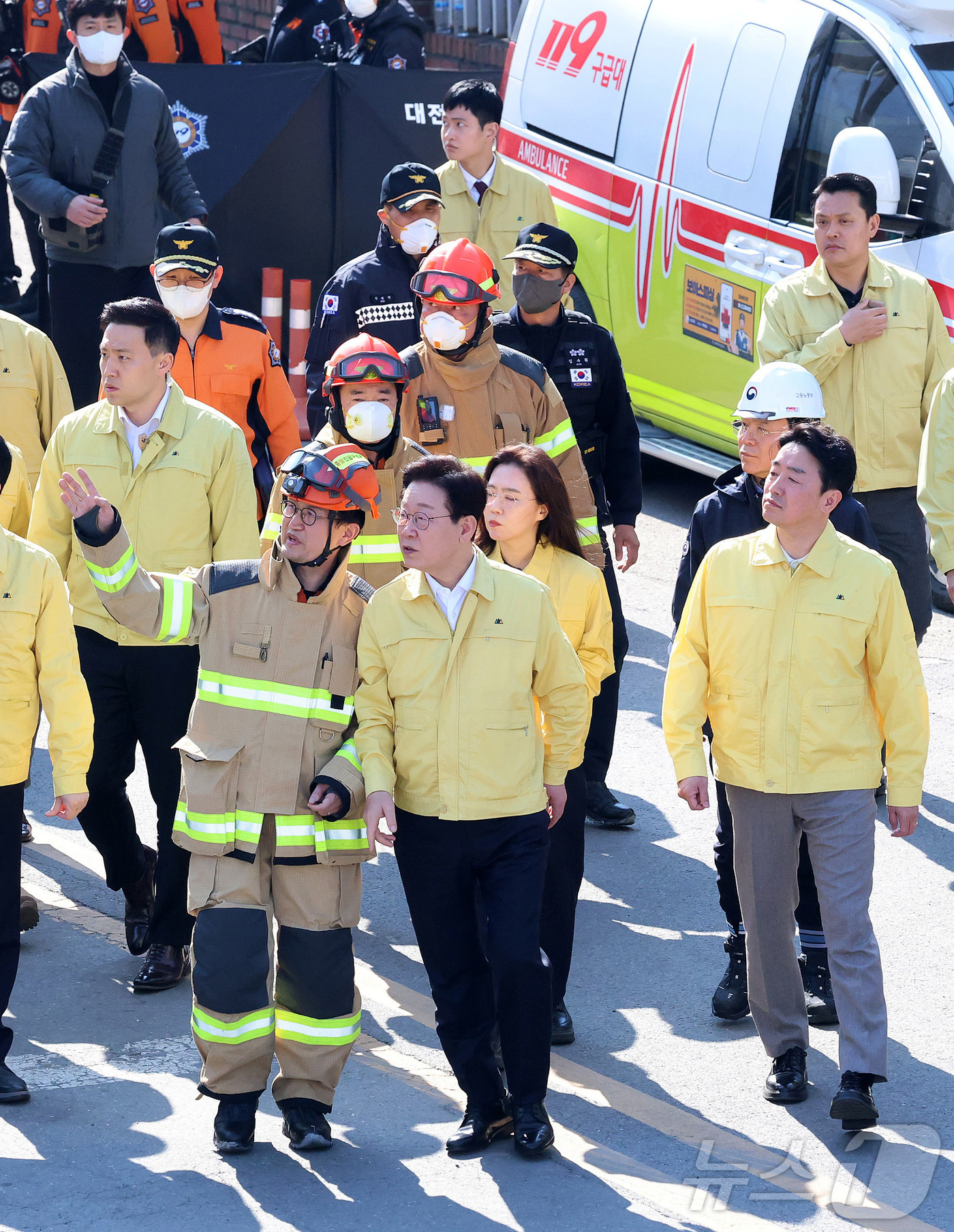 (대전=뉴스1) 김기태 기자 = 이재명 대통령이 21일 대형 화재로 인명피해가 발생한 대전 대덕구 자동차 부품 제조 현장을 찾아 피해 상황을 살피고 있다. (공동취재) 2026.3 …