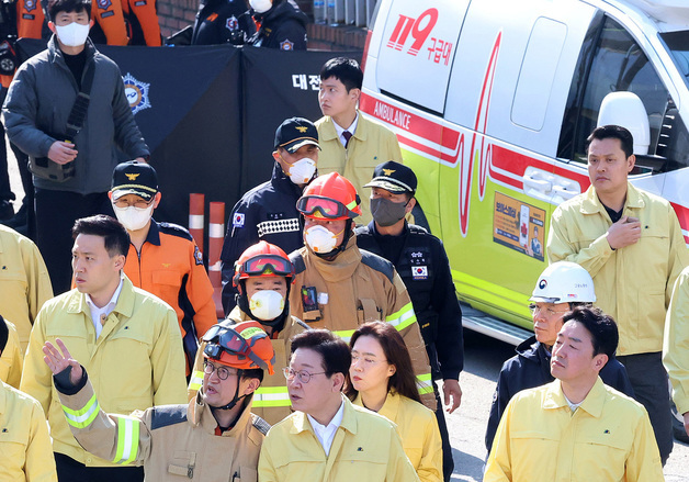이 대통령, 대전 공장 화재 현장 방문