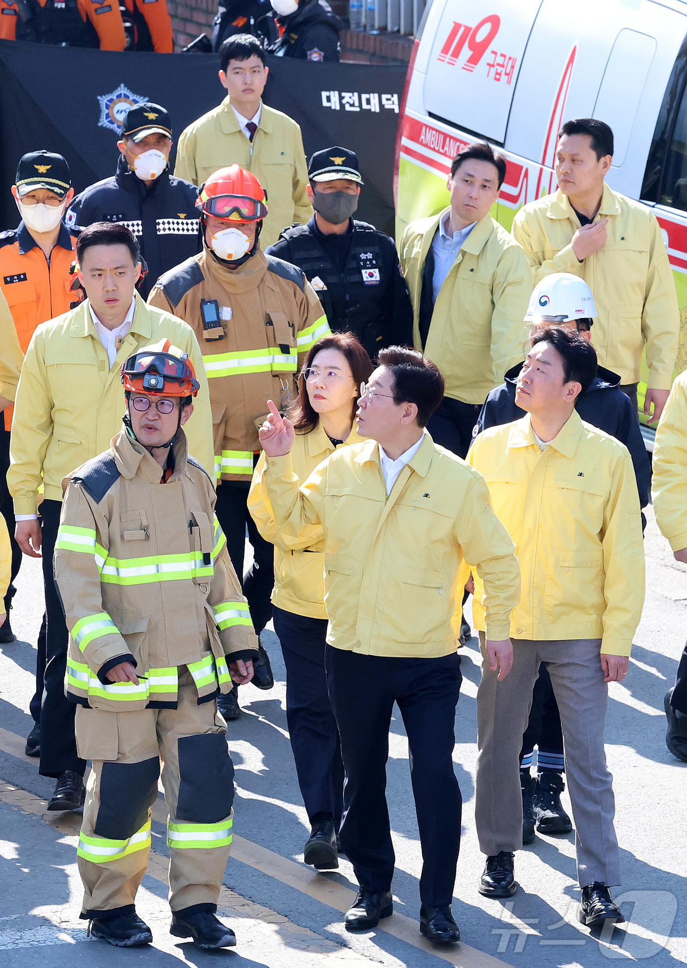 (대전=뉴스1) 김기태 기자 = 이재명 대통령이 21일 오후 대형 화재로 인명피해가 발생한 대전 대덕구 자동차 부품 제조 공장을 찾아 피해 상황을 살피고 있다. (공동취재) 202 …