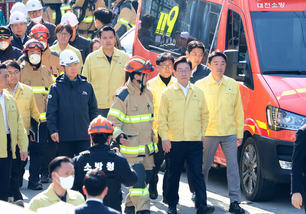 이재명 대통령, 대전 공장 화재 현장 방문