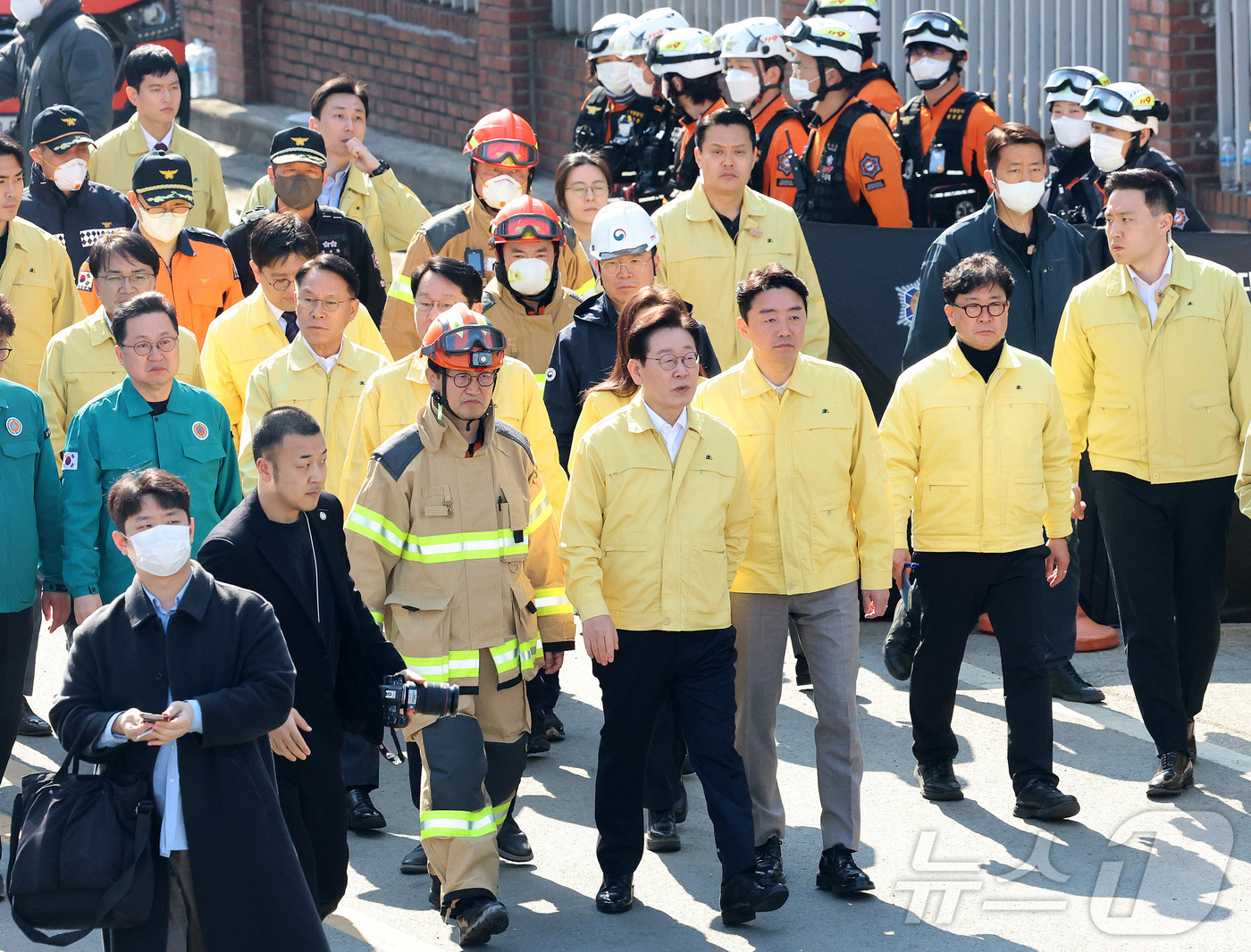 (대전=뉴스1) 김기태 기자 = 이재명 대통령이 21일 대형 화재로 인명피해가 발생한 대전 대덕구 자동차 부품 제조 현장을 찾아 피해 상황을 살피고 있다. (공동취재) 2026.3 …