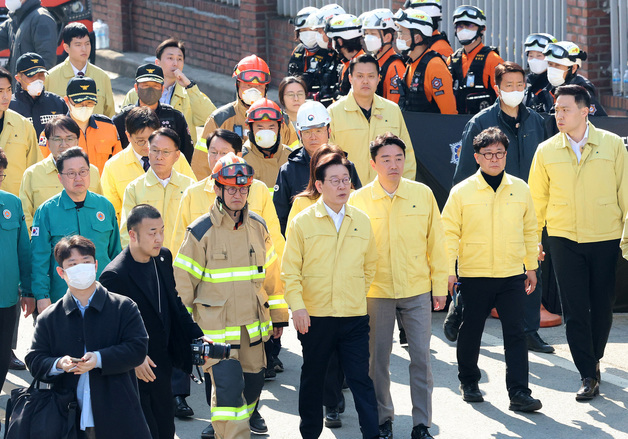 대전 공장 화재 현장 둘러보는 이재명 대통령