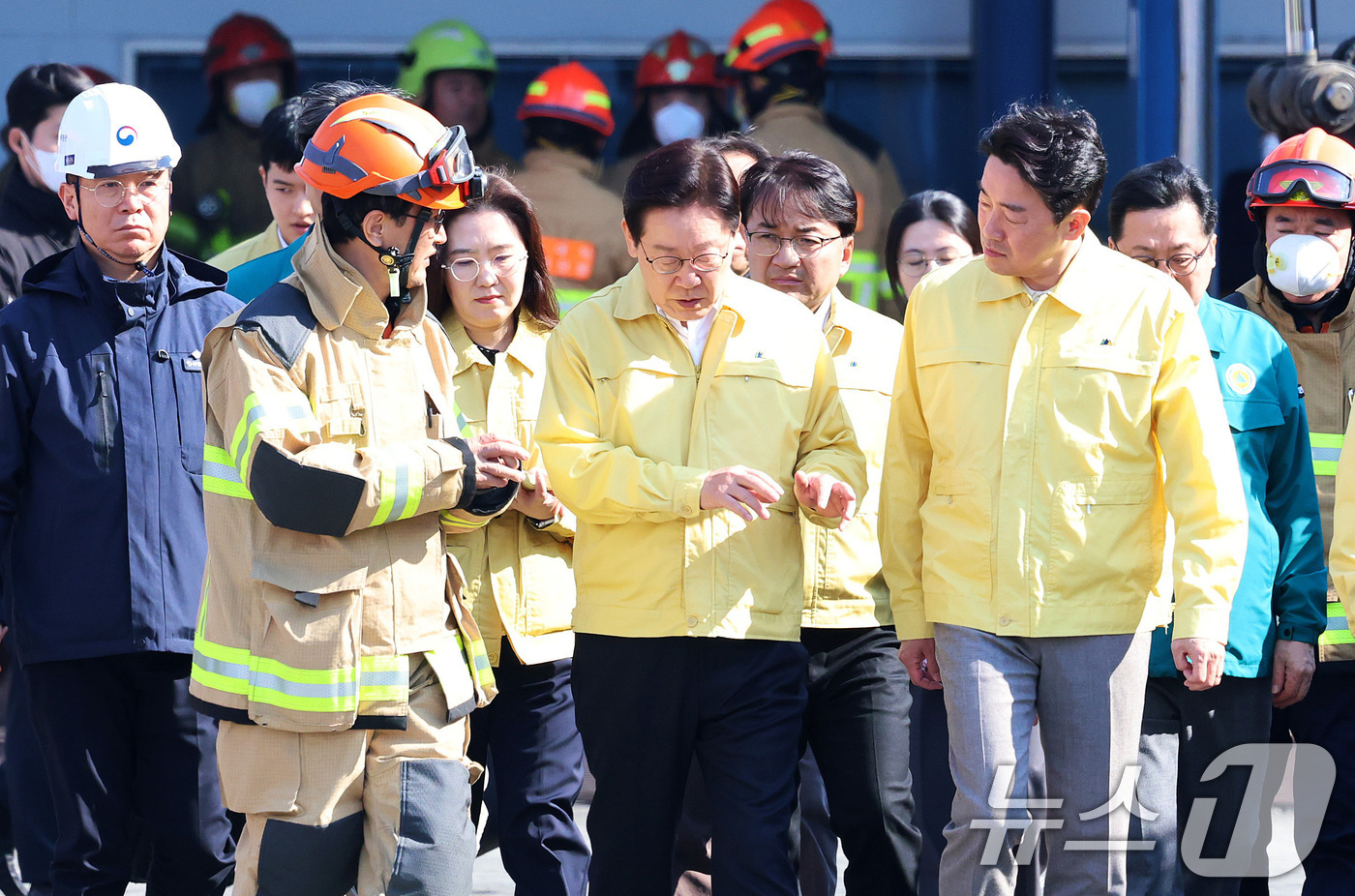 (대전=뉴스1) 김기태 기자 = 이재명 대통령이 21일 오후 대형 화재로 인명피해가 발생한 대전 대덕구 자동차 부품 제조 공장을 찾아 피해 상황을 살피고 있다. (공동취재) 202 …