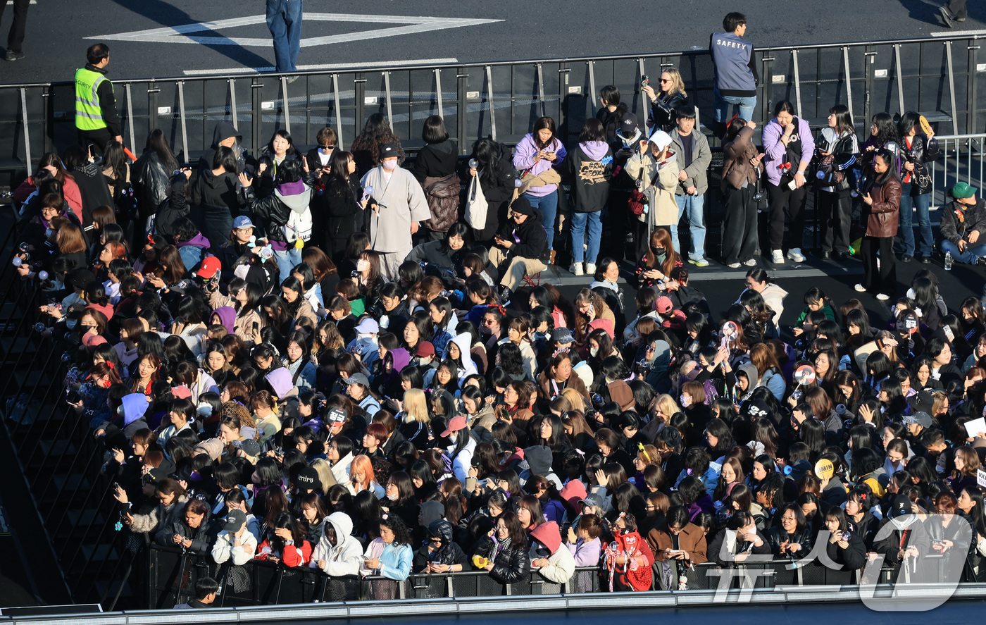 (서울=뉴스1) 임세영 기자 = 방탄소년단(BTS) 컴백 공연일인 21일 오후 서울 종로구 광화문광장 무대 관객석으로 팬들이 입장을 하고 있다.  2026.3.21/뉴스1