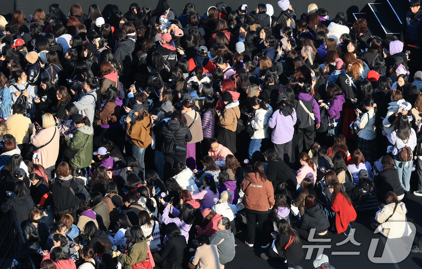(서울=뉴스1) 임세영 기자 = 방탄소년단(BTS) 컴백 공연일인 21일 오후 서울 종로구 광화문광장 무대 관객석으로 팬들이 입장을 하고 있다.  2026.3.21/뉴스1