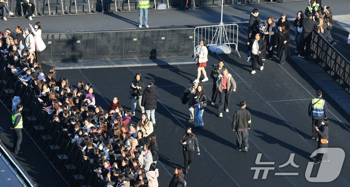 (서울=뉴스1) 임세영 기자 = 방탄소년단(BTS) 컴백 공연일인 21일 오후 서울 종로구 광화문광장 무대 관객석으로 팬들이 입장을 하고 있다.  2026.3.21/뉴스1