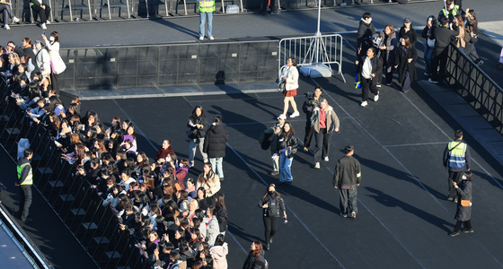 입장하는 BTS 팬들