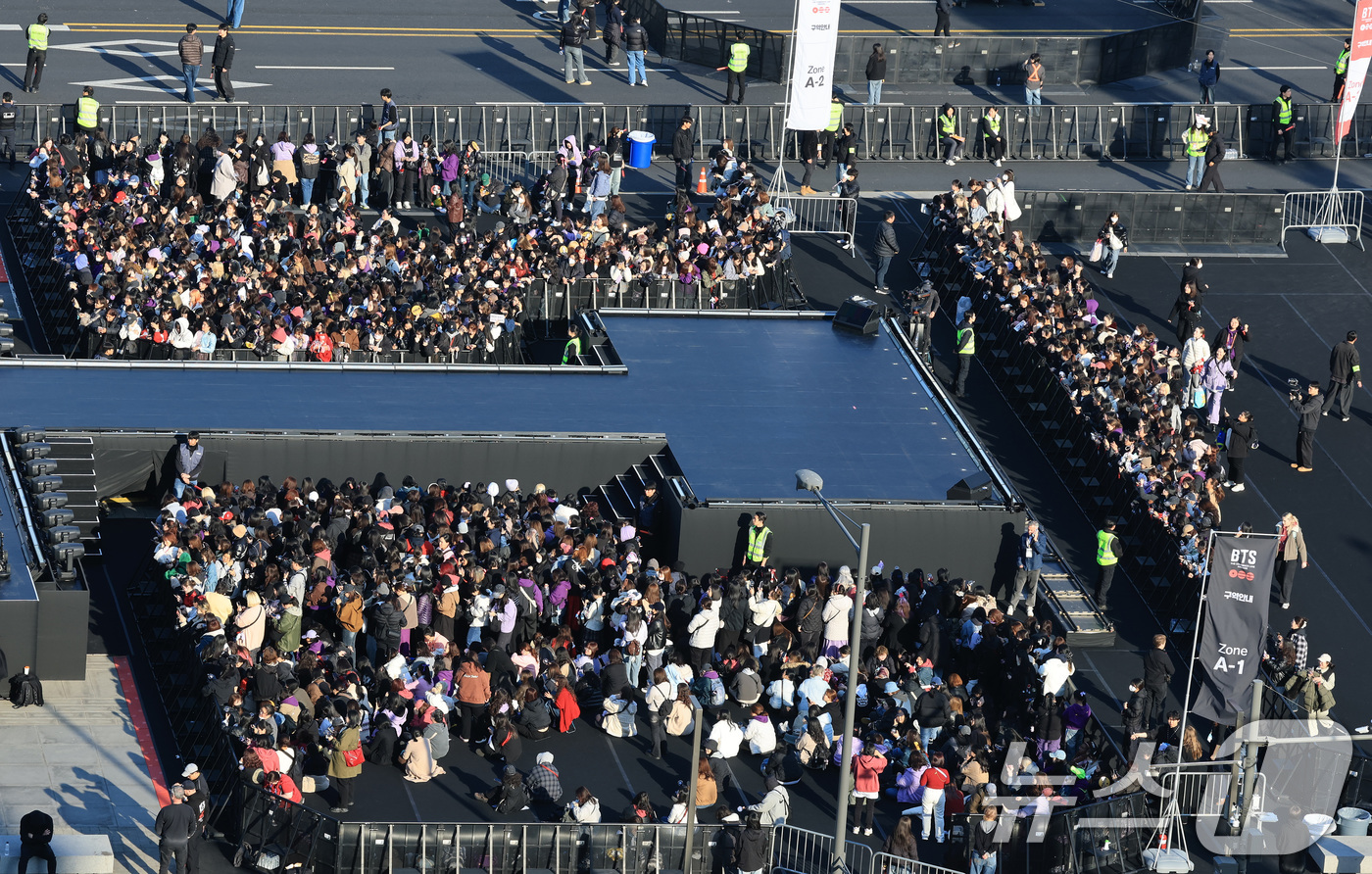 (서울=뉴스1) 임세영 기자 = 방탄소년단(BTS) 컴백 공연일인 21일 오후 서울 종로구 광화문광장 무대 관객석으로 팬들이 입장을 하고 있다.  2026.3.21/뉴스1