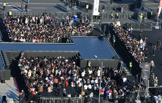 'BTS 컴백 공연 입장하는 팬들