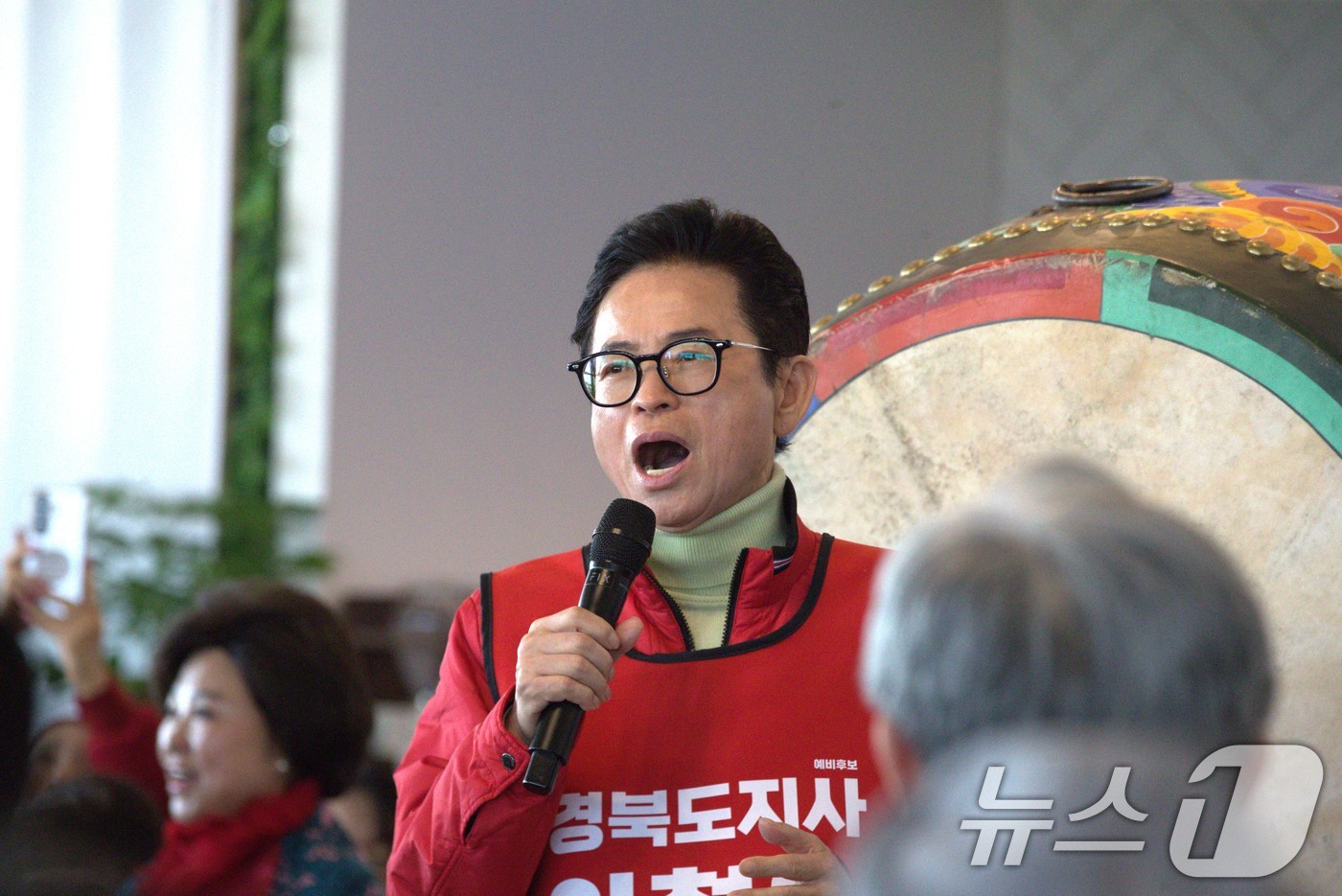 (안동=뉴스1) 신성훈 기자 = 이철우 국민의힘 경북도지사 예비후보가 21일 경북 안동 도청 신도시에 마련된  선거사무소에서 열린 개소식에서 애국가를 부르고 있다.2026.3.21 …