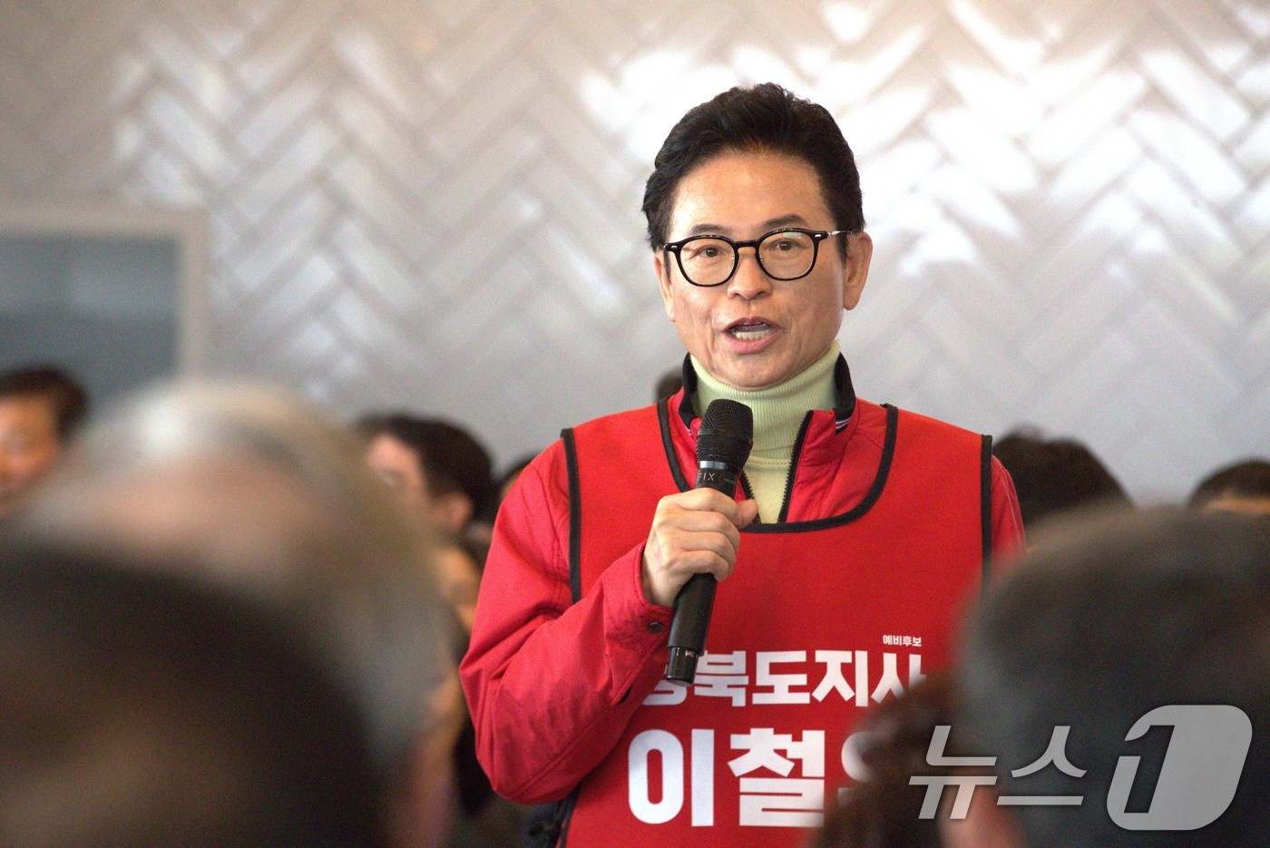 (안동=뉴스1) 신성훈 기자 = 이철우 국민의힘 경북도지사 예비후보가 21일 경북 안동 도청 신도시에 마련된  선거사무소에서 출마 선언과 함께 경북 발전의 비전을 제시하고 있다.2 …