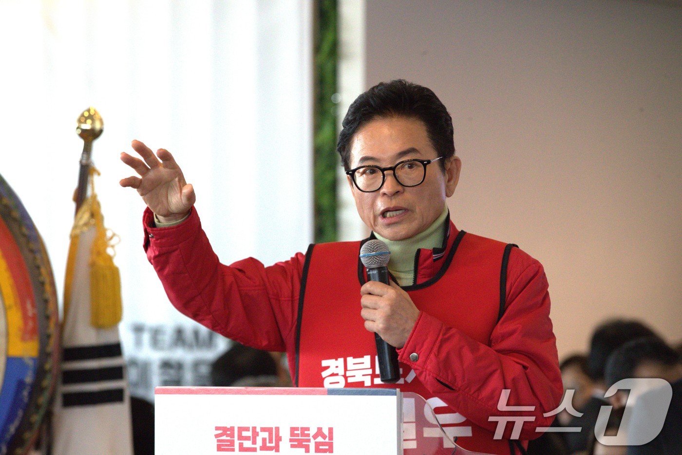 (안동=뉴스1) 신성훈 기자 = 이철우 국민의힘 경북도지사 예비후보가 21일 경북 안동 도청 신도시에 마련된 선거사무소에서 출마 선언과 함께 경북 발전의 비전을 제시하고 있다.20 …