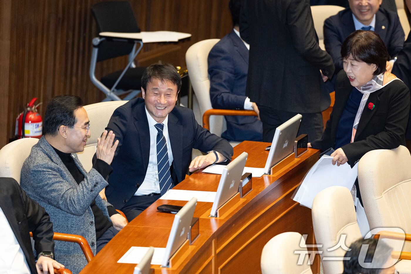 본문 이미지 - 더불어민주당 한병도 의원(가운데)과 서영교 의원(오른쪽). 2026.3.21 ⓒ 뉴스1 유승관 기자