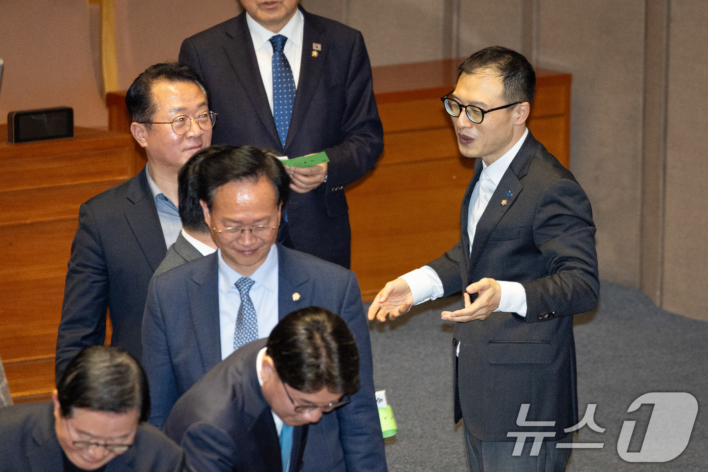 (서울=뉴스1) 유승관 기자 = 김상욱 더불어민주당 울산시장 후보가 21일 서울 여의도 국회에서 열린 제433회 국회(임시회) 제2차 본회의에서 의원들과 대화하고 있다. 2026. …