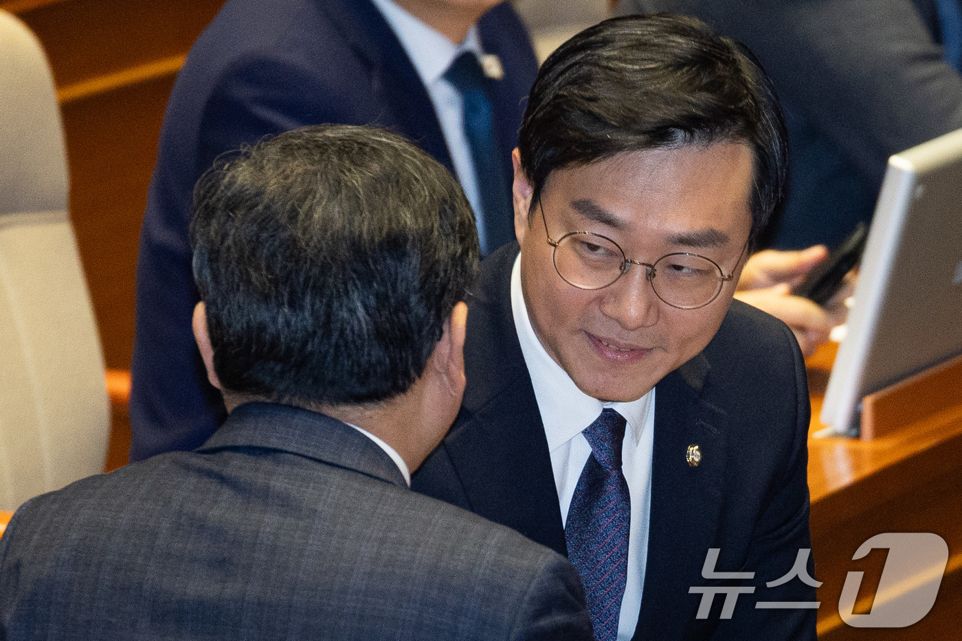 (서울=뉴스1) 유승관 기자 = 더불어민주당을 탈당한 장경태 의원이 21일 서울 여의도 국회에서 열린 제433회 국회(임시회) 제2차 본회의에서 의원들과 인사하고 있다. 2026. …
