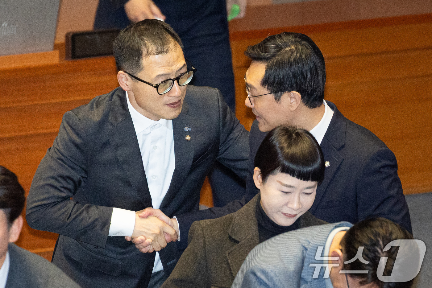 (서울=뉴스1) 유승관 기자 = 김상욱 더불어민주당 울산시장 후보가 21일 서울 여의도 국회에서 열린 제433회 국회(임시회) 제2차 본회의에서 장경태 무소속 의원과 대화하고 있다 …