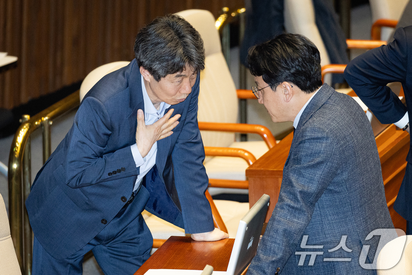 (서울=뉴스1) 유승관 기자 = 윤건영 행정안전위원회 더불어민주당 간사와 천준호 원내운영수석부대표가 21일 서울 여의도 국회에서 열린 제433회 국회(임시회) 제2차 본회의에서 대 …