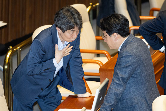 대화 나누는 윤건영·천준호