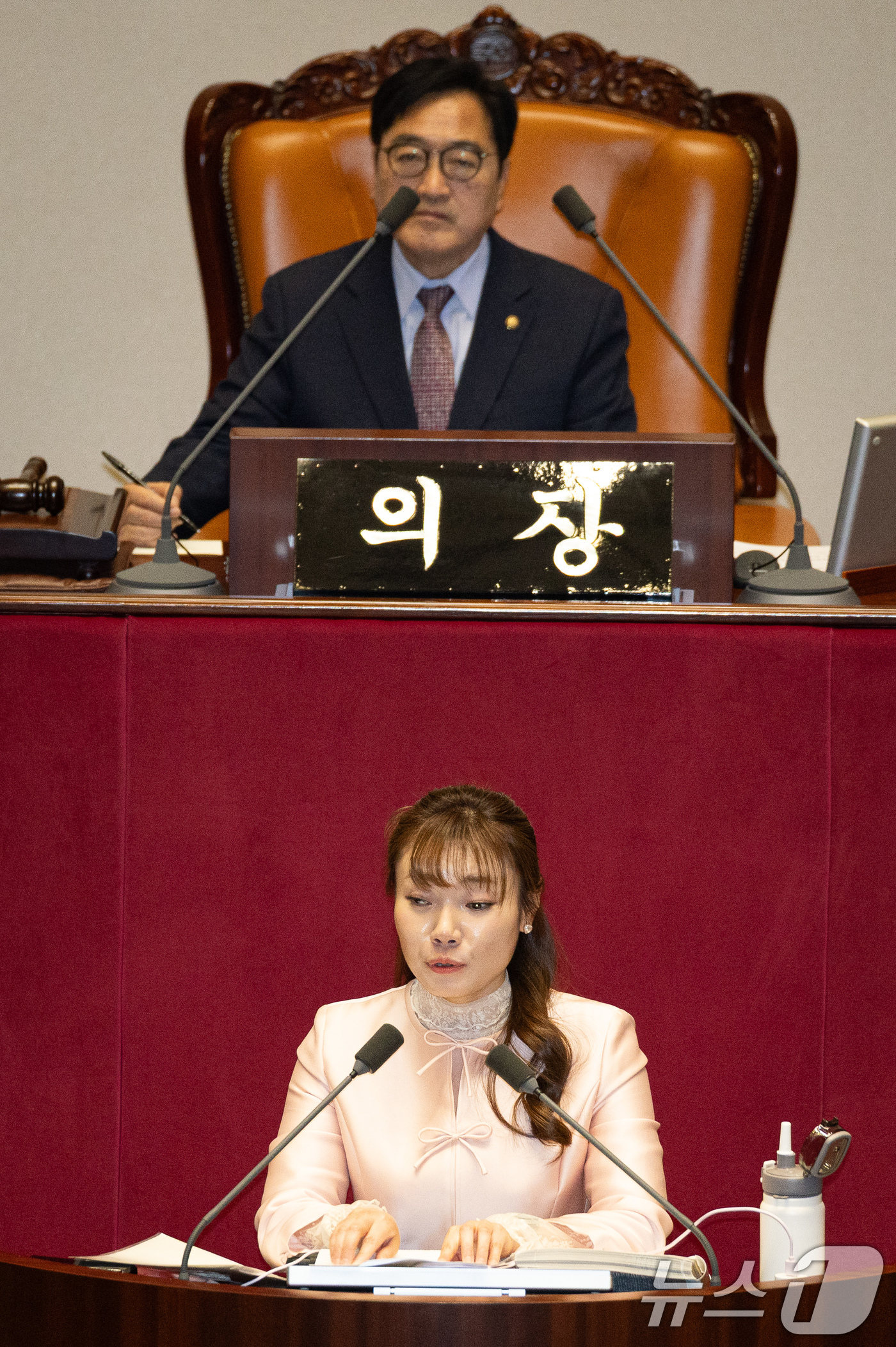 (서울=뉴스1) 유승관 기자 = 김예지 국민의힘 의원이 21일 서울 여의도 국회에서 열린 제433회 국회(임시회) 제2차 본회의에서 윤석열 정권 정치검찰 조작기소 의혹 사건 진상규 …