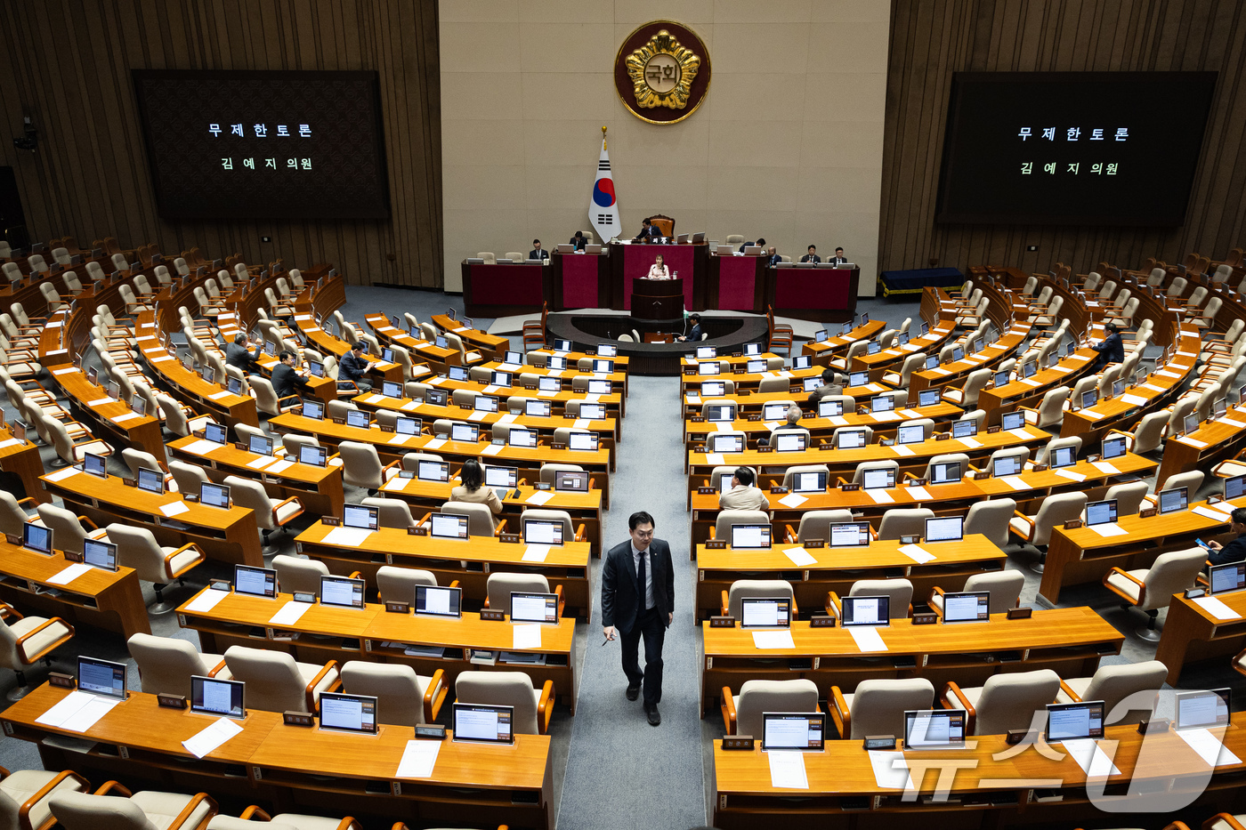 (서울=뉴스1) 유승관 기자 = 김예지 국민의힘 의원이 21일 서울 여의도 국회에서 열린 제433회 국회(임시회) 제2차 본회의에서 윤석열 정권 정치검찰 조작기소 의혹 사건 진상규 …