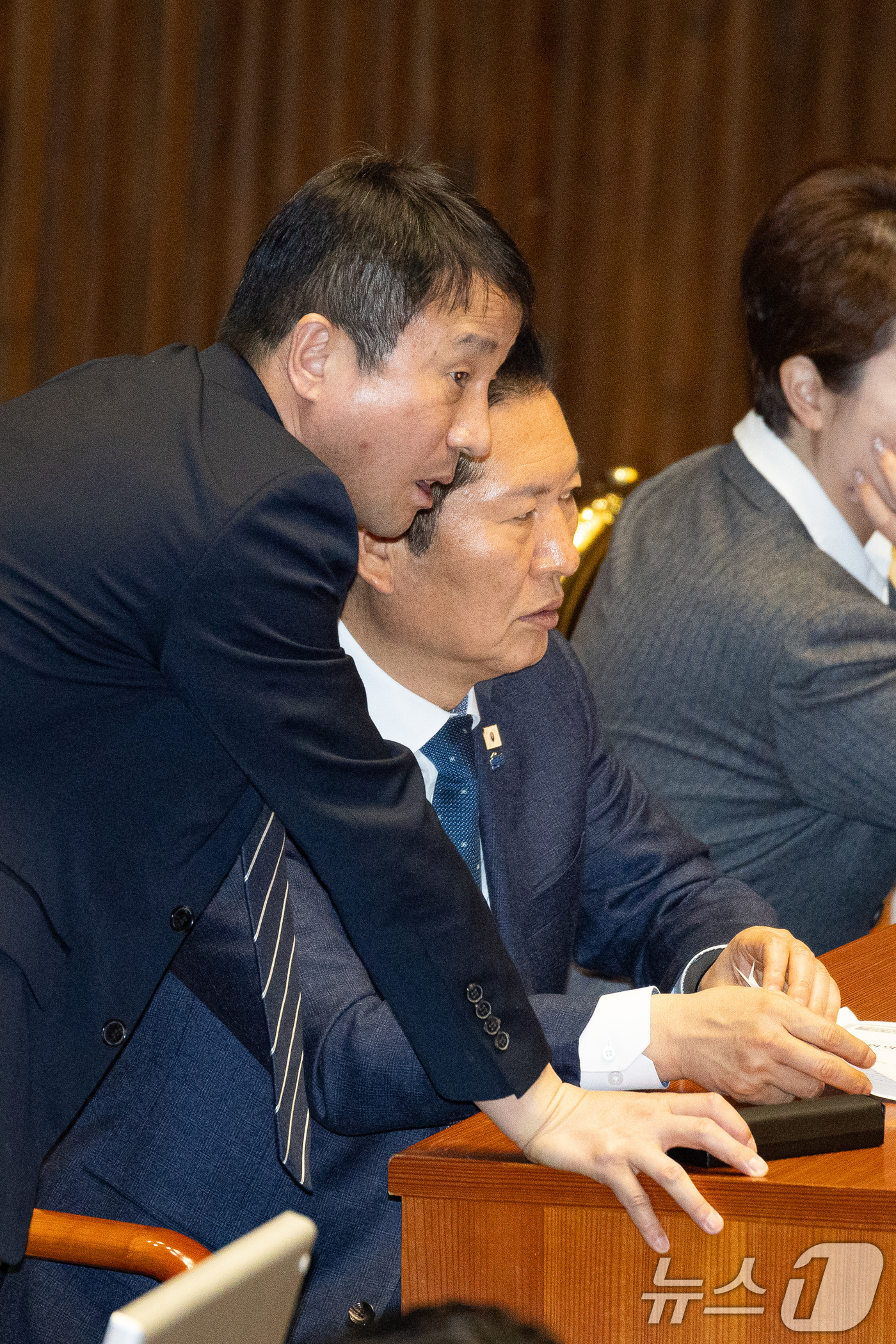 (서울=뉴스1) 유승관 기자 = 정청래 더불어민주당 대표와 한병도 원내대표가 21일 서울 여의도 국회에서 열린 제433회 국회(임시회) 제2차 본회의에서 대화하고 있다. 2026. …