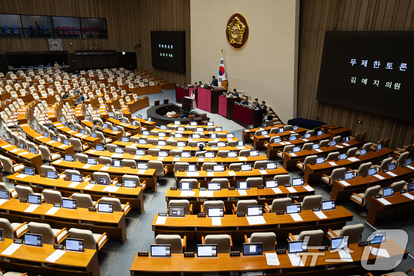 (서울=뉴스1) 유승관 기자 = 김예지 국민의힘 의원이 21일 서울 여의도 국회에서 열린 제433회 국회(임시회) 제2차 본회의에서 윤석열 정권 정치검찰 조작기소 의혹 사건 진상규 …