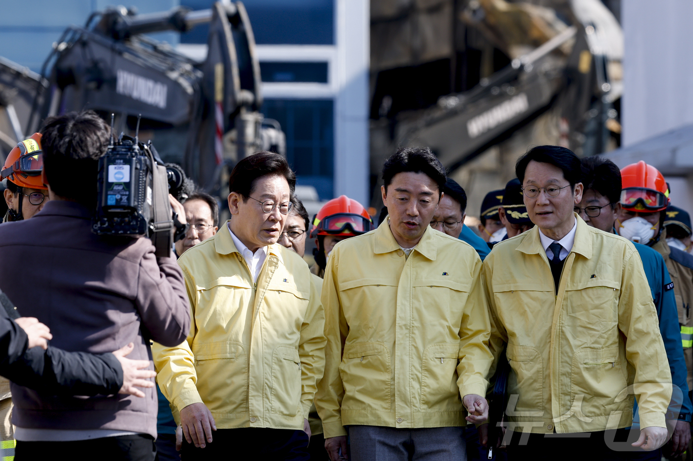 (대전=뉴스1) 김기태 기자 = 이재명 대통령이 21일 대형 화재로 인명피해가 발생한 대전 대덕구 자동차 부품 제조 공장을 찾아 피해 상황을 살펴보고 있다.(공동취재) 2026.3 …