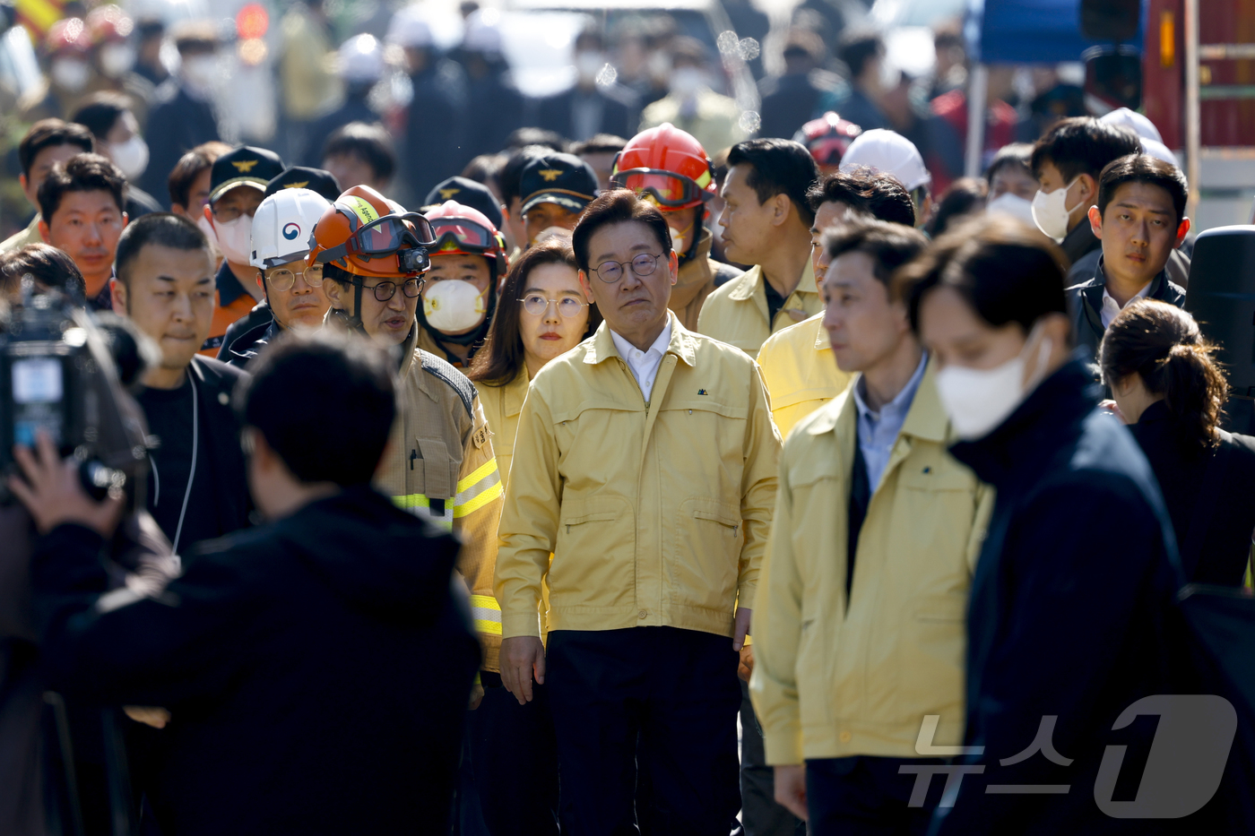 (대전=뉴스1) 김기태 기자 = 이재명 대통령이 21일 대형 화재로 인명피해가 발생한 대전 대덕구 자동차 부품 제조 공장을 찾아 피해 상황을 살펴보고 있다.(공동취재) 2026.3 …