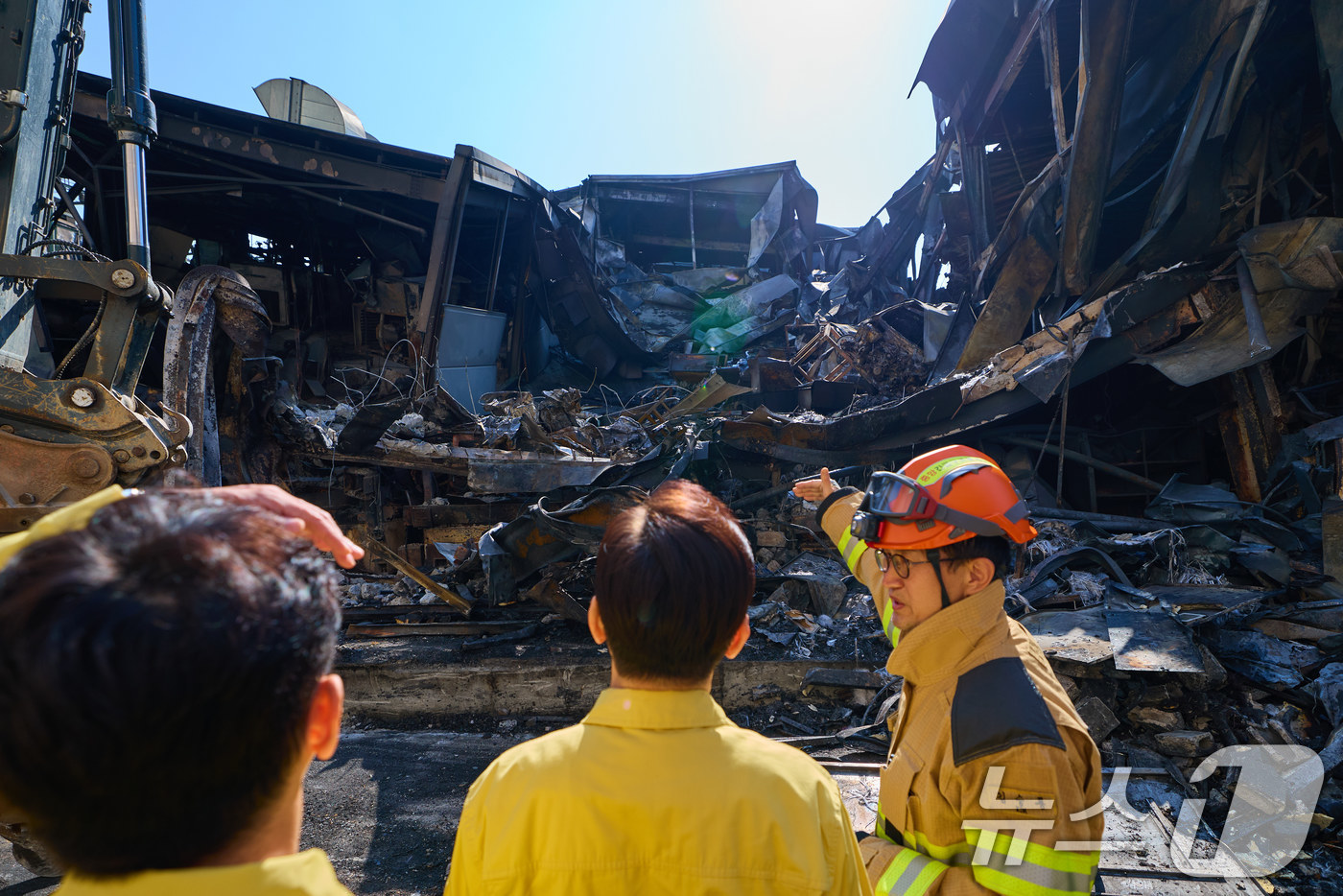 (서울=뉴스1) 이재명 기자 = 이재명 대통령이 21일 대형 화재로 인명피해가 발생한 대전 대덕구 자동차 부품 제조 공장을 찾아 피해 상황을 살피고 있다. (청와대 제공. 재판매 …