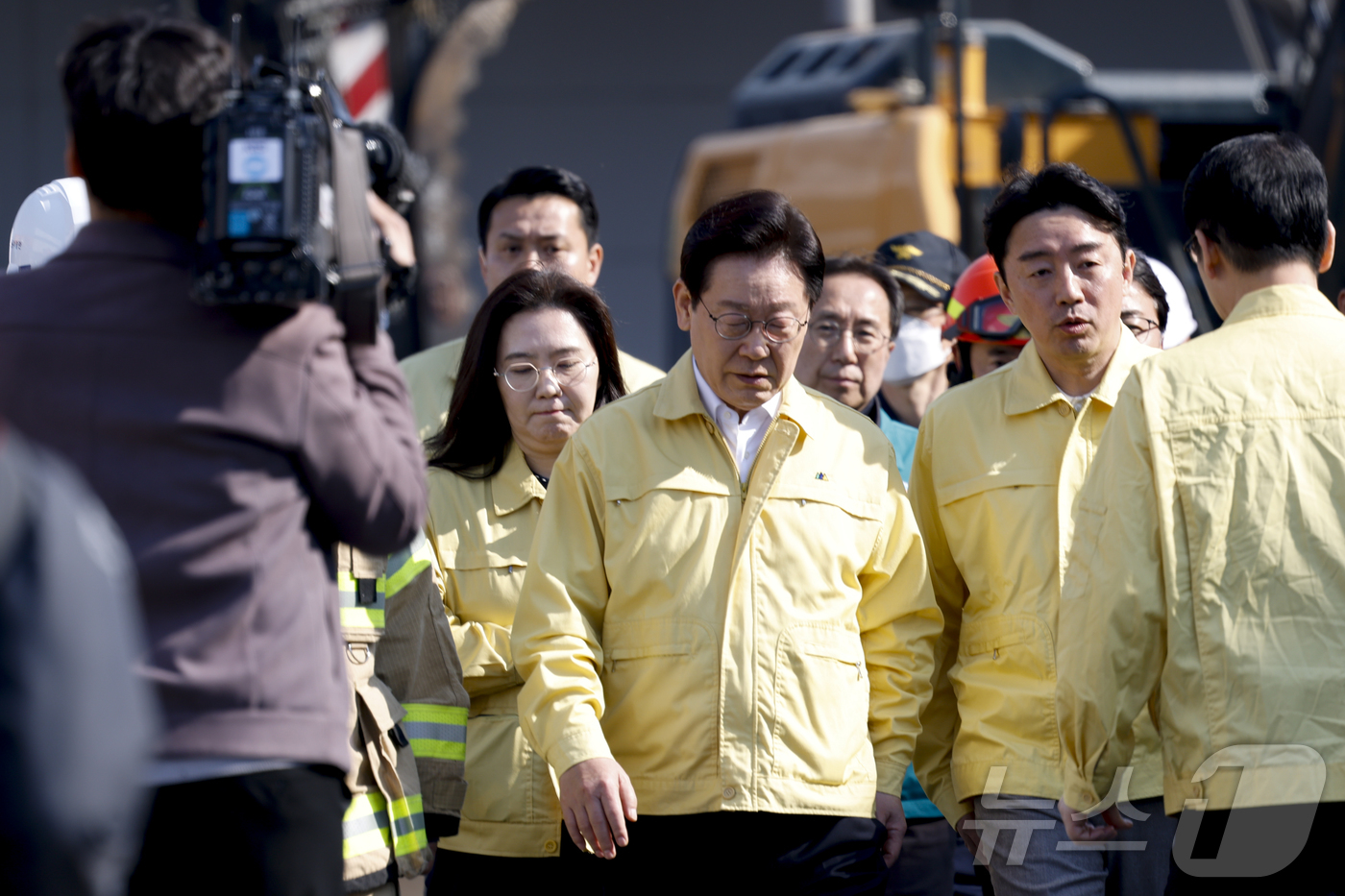 (대전=뉴스1) 김기태 기자 = 이재명 대통령이 21일 대형 화재로 인명피해가 발생한 대전 대덕구 자동차 부품 제조 공장을 찾아 피해 상황을 살펴보고 있다.(공동취재) 2026.3 …