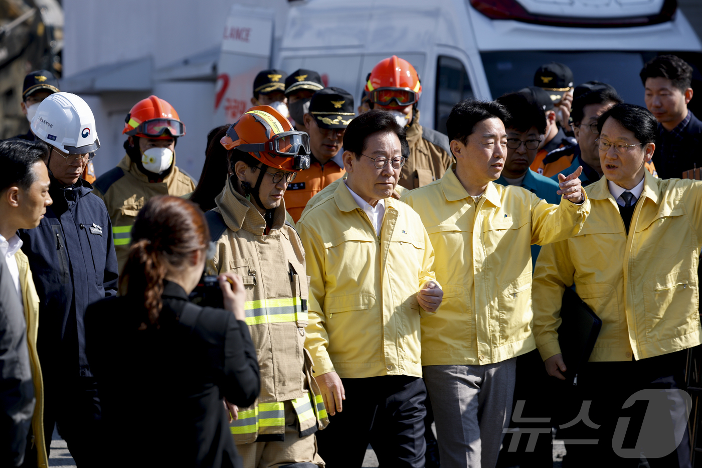 (대전=뉴스1) 김기태 기자 = 이재명 대통령이 21일 대형 화재로 인명피해가 발생한 대전 대덕구 자동차 부품 제조 공장을 찾아 피해 상황을 살펴보고 있다.(공동취재) 2026.3 …