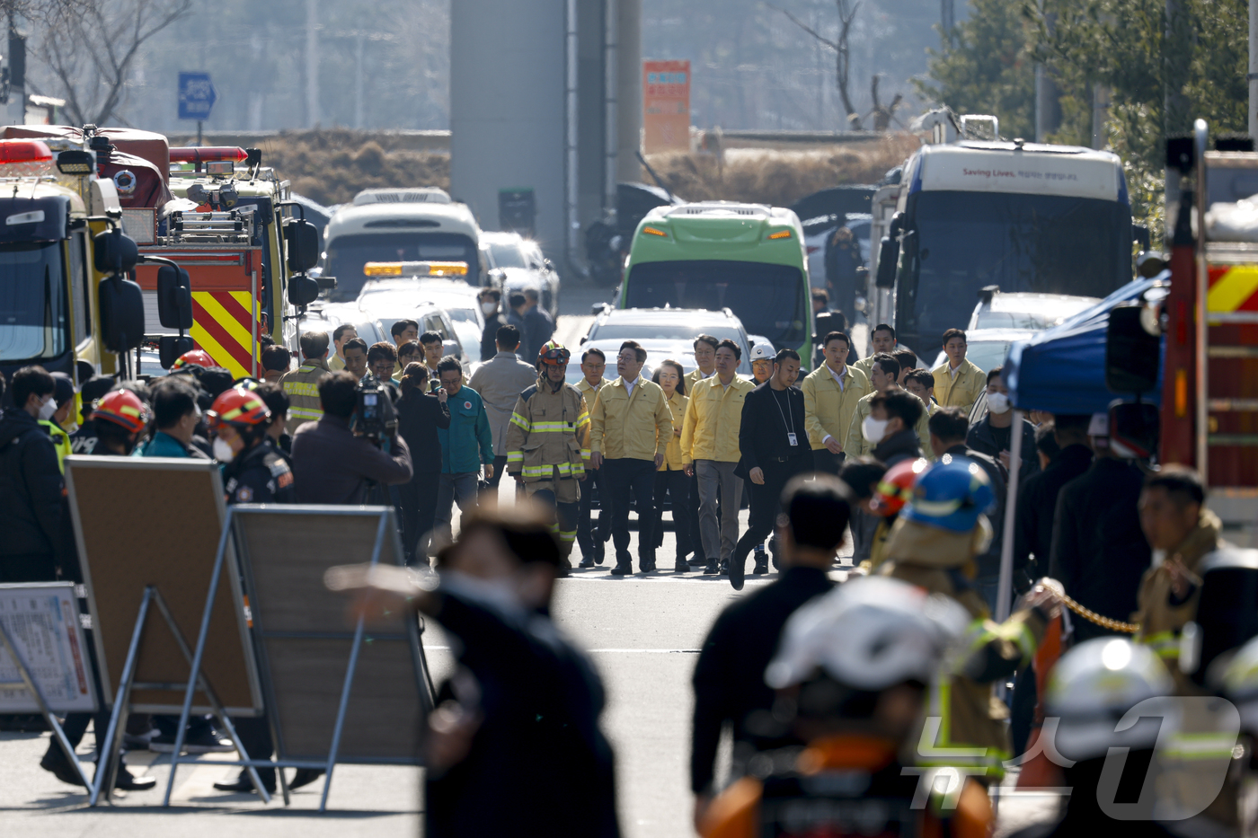 (대전=뉴스1) 김기태 기자 = 이재명 대통령이 21일 대형 화재로 인명피해가 발생한 대전 대덕구 자동차 부품 제조 공장을 찾아 피해 상황을 살펴보고 있다.(공동취재) 2026.3 …