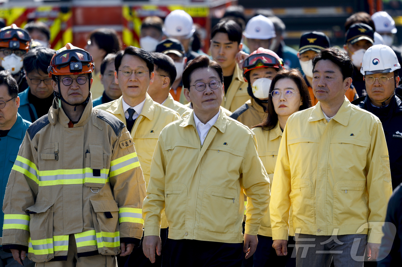 (대전=뉴스1) 김기태 기자 = 이재명 대통령이 21일 대형 화재로 인명피해가 발생한 대전 대덕구 자동차 부품 제조 공장을 찾아 피해 상황을 살펴보고 있다.(공동취재) 2026.3 …