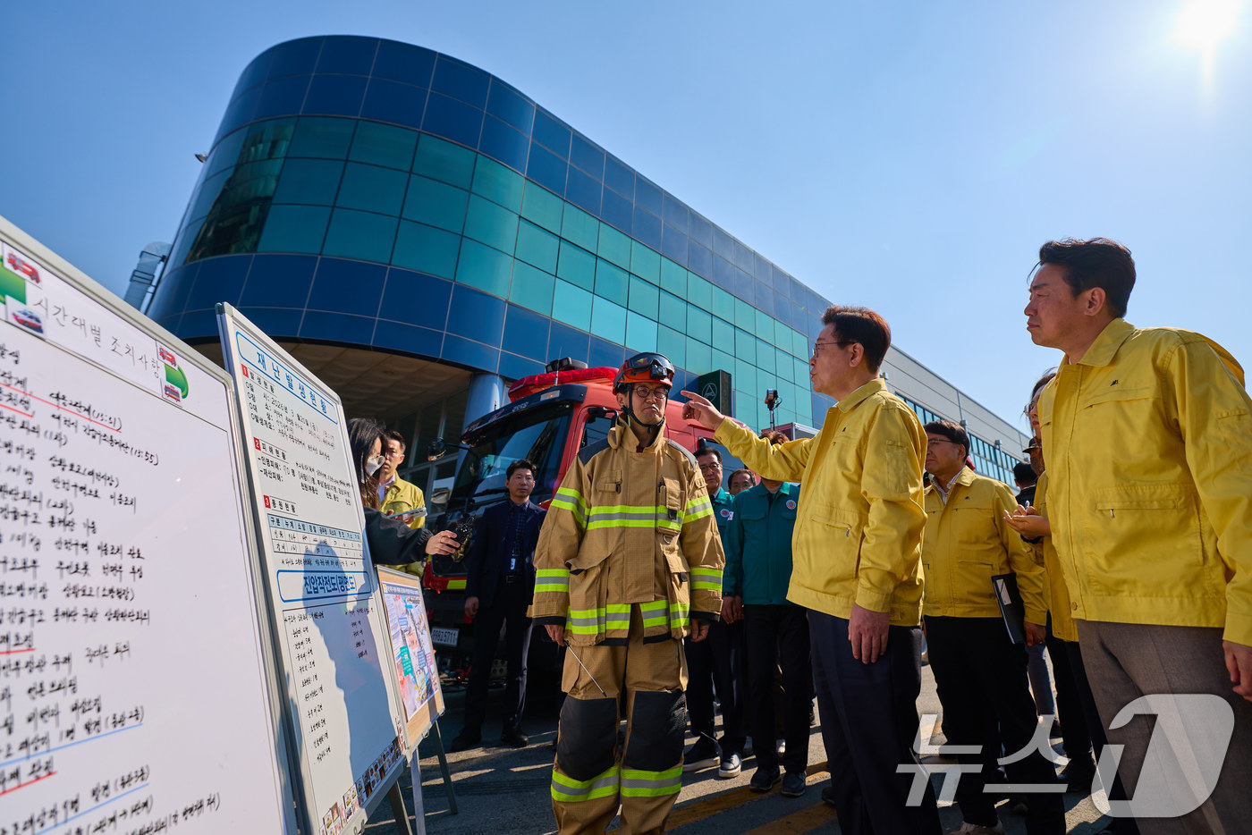 (서울=뉴스1) 이재명 기자 = 이재명 대통령이 21일 대형 화재로 인명피해가 발생한 대전 대덕구 자동차 부품 제조 공장을 찾아 피해 상황을 살피고 있다. (청와대 제공. 재판매 …