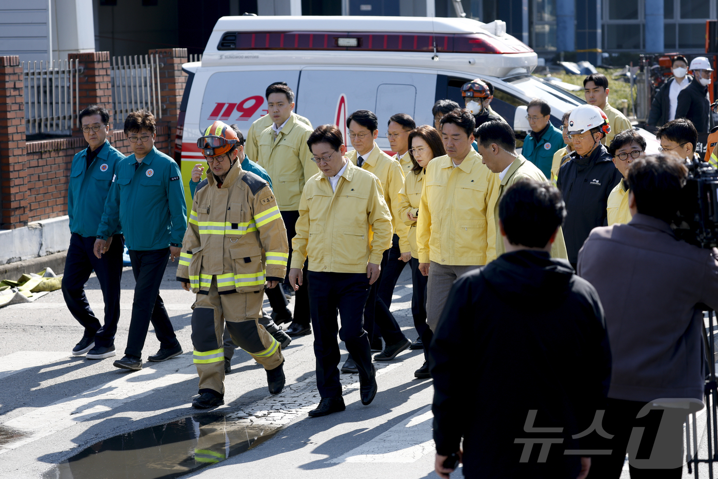 (대전=뉴스1) 김기태 기자 = 이재명 대통령이 21일 대형 화재로 인명피해가 발생한 대전 대덕구 자동차 부품 제조 공장을 찾아 피해 상황을 살펴보고 있다.(공동취재) 2026.3 …