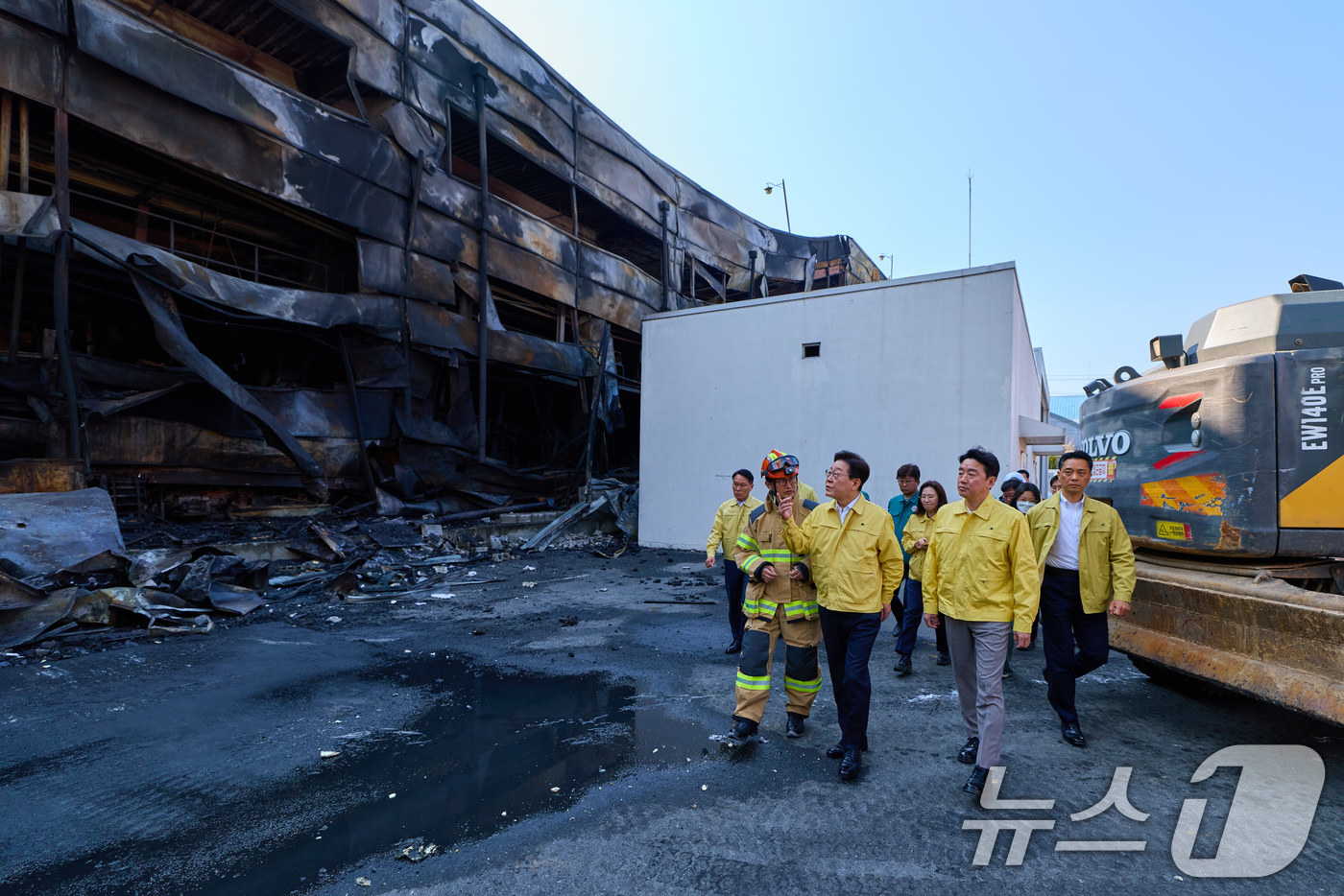 (서울=뉴스1) 이재명 기자 = 이재명 대통령이 21일 대형 화재로 인명피해가 발생한 대전 대덕구 자동차 부품 제조 공장을 찾아 피해 상황을 살피고 있다. (청와대 제공. 재판매 …