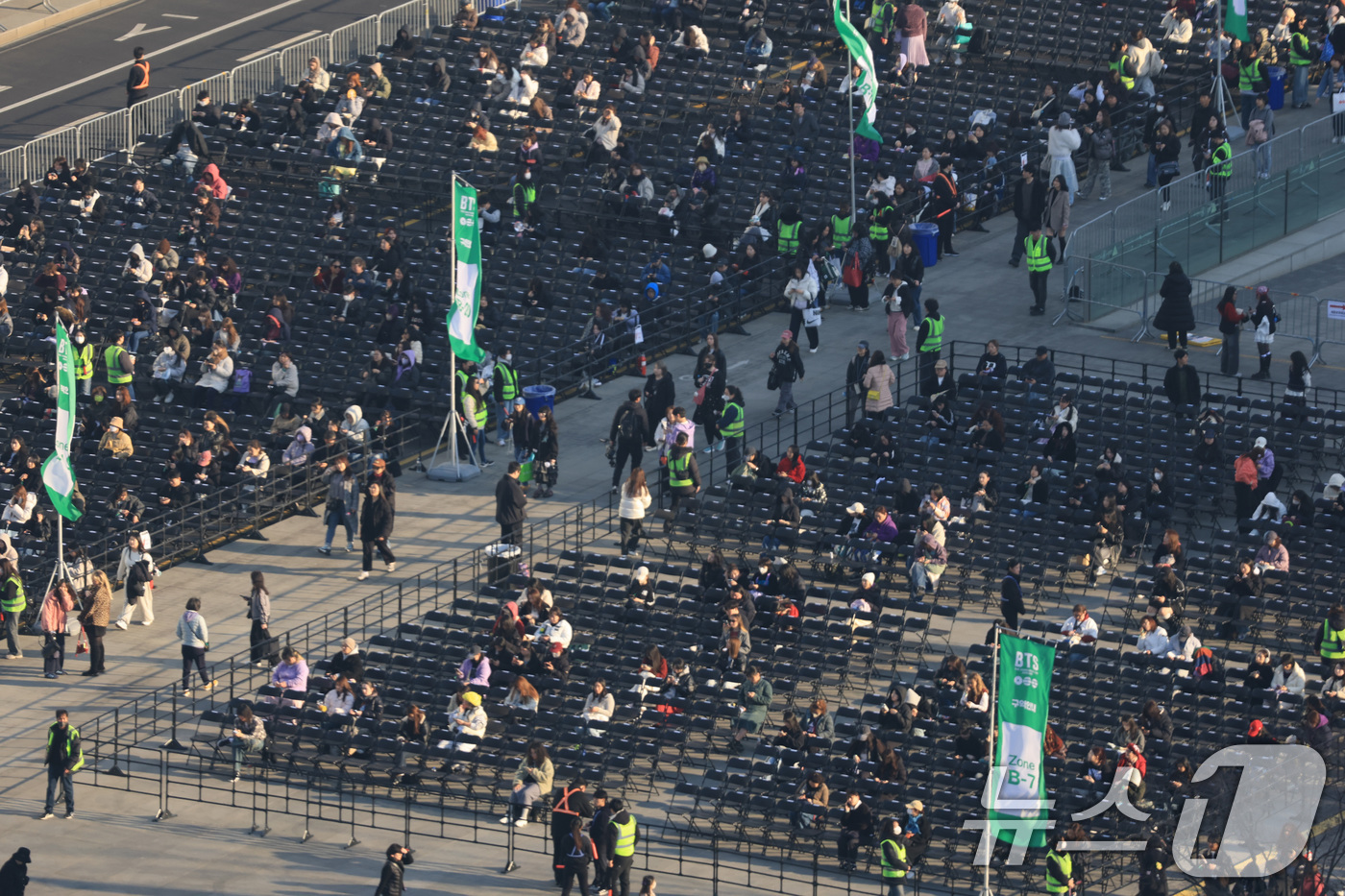 (서울=뉴스1) 임세영 기자 = 방탄소년단(BTS) 컴백 공연일인 21일 오후 서울 종로구 광화문광장 무대 관객석으로 팬들이 입장을 하고 있다.  2026.3.21/뉴스1