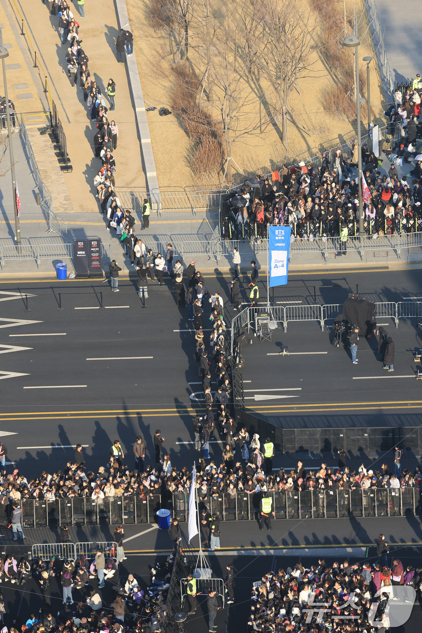 (서울=뉴스1) 임세영 기자 = 방탄소년단(BTS) 컴백 공연일인 21일 오후 서울 종로구 광화문광장 무대 관객석으로 팬들이 입장을 하고 있다.  2026.3.21/뉴스1