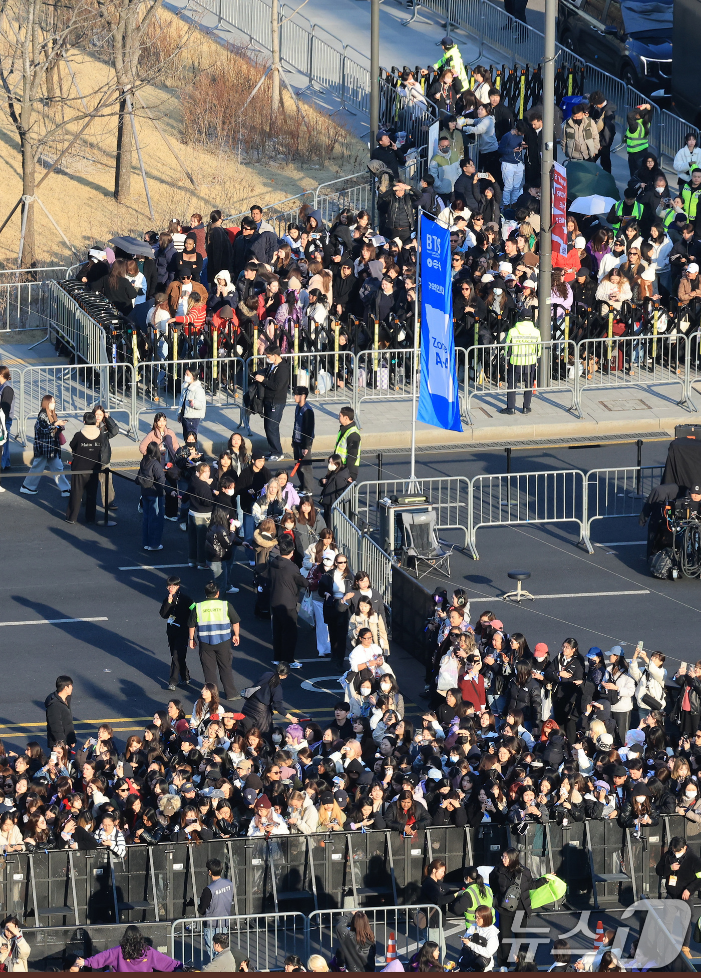 (서울=뉴스1) 임세영 기자 = 방탄소년단(BTS) 컴백 공연일인 21일 오후 서울 종로구 광화문광장 무대 관객석으로 팬들이 입장을 하고 있다.  2026.3.21/뉴스1