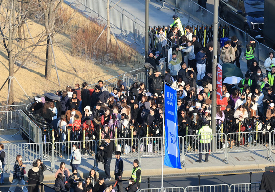'줄 서서 입장하는 아미들'