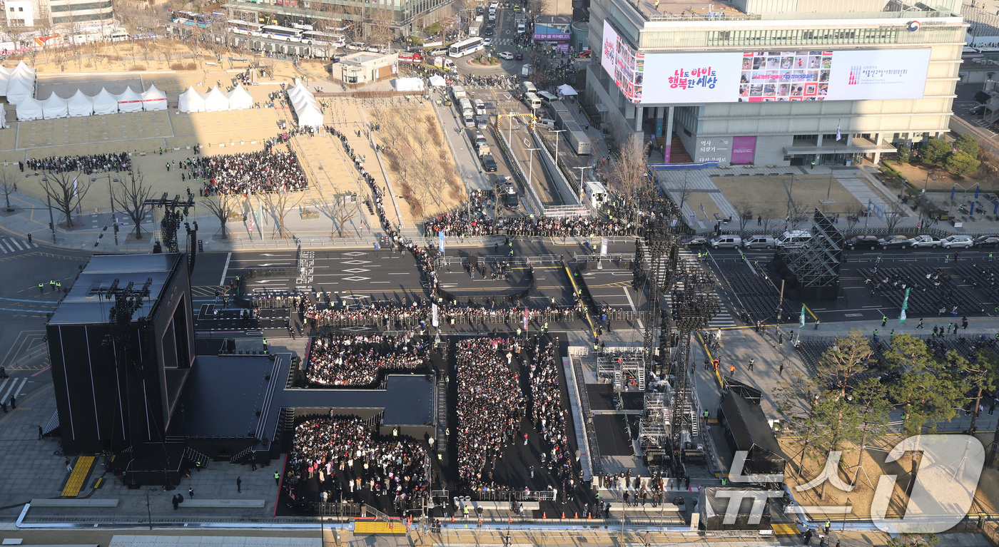 (서울=뉴스1) 임세영 기자 = 방탄소년단(BTS) 컴백 공연일인 21일 오후 서울 종로구 광화문광장 무대 관객석으로 팬들이 입장을 하고 있다.  2026.3.21/뉴스1